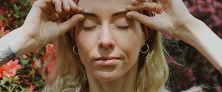 jak zagęścić brwi